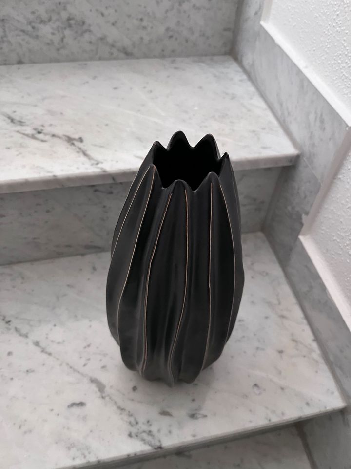 Vase, schwarz in Ulm