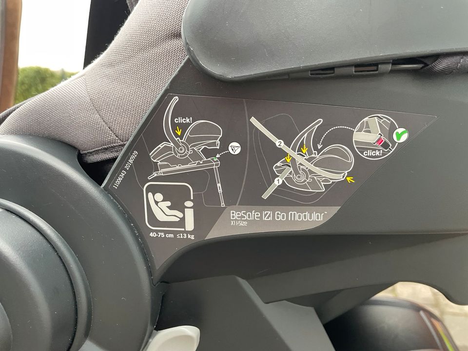 Babyschale MaxiCosi von BeSafe mit einer Isofix-Station in Großheide