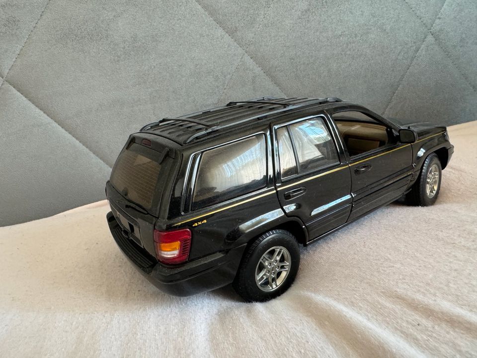 Jeep Grand Cherokee 1:18 AUTOart Modellauto in Langenhagen