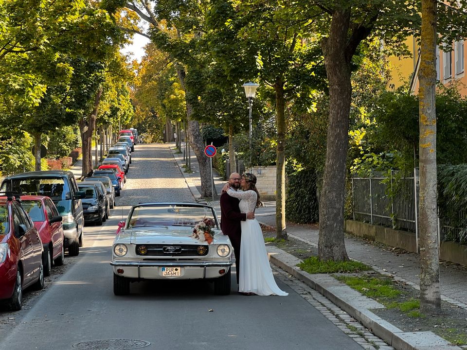 Mustang als Hochzeitsauto mieten - schickes weißes Cabrio mit V8 in Pirna