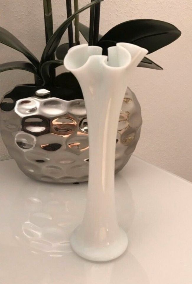 Arzberg Porzellan Vase mit Blüten Rand zart und schmal in Augsburg