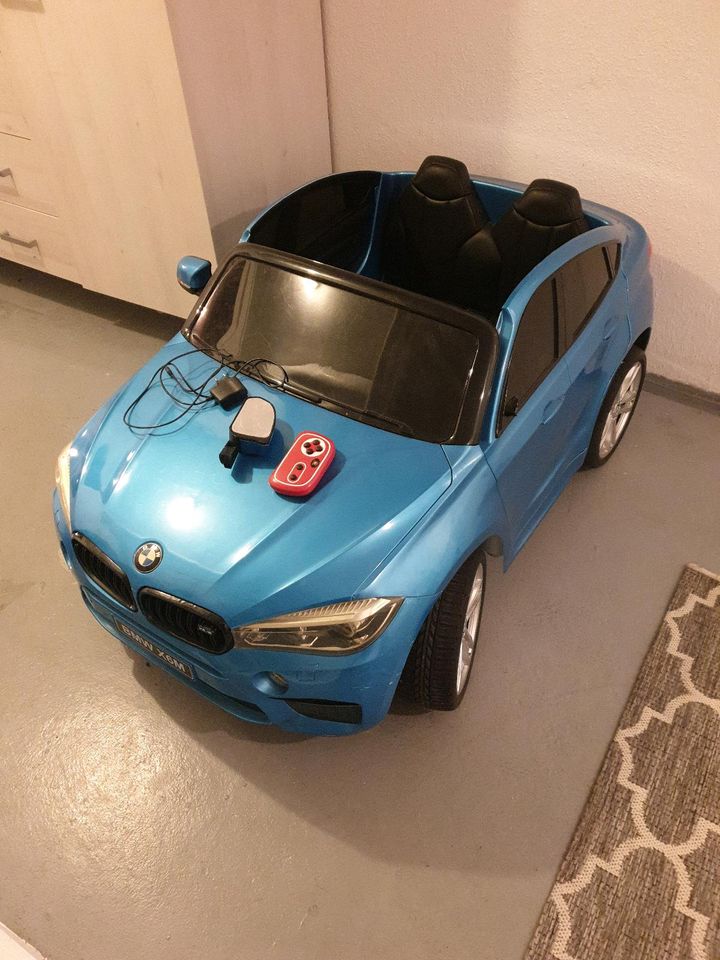 BMW X6M 2 Sitzer Kinder Elektroauto Kinderauto blau Defekt! in Bayreuth