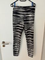 Nike Damen Leggings Gr. M Zebraprint Hessen - Rüsselsheim Vorschau