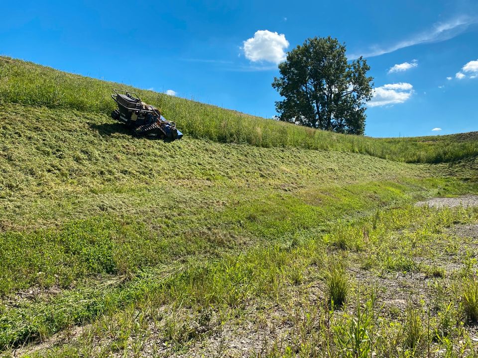 Landschaftspflege, Mulchen, Mähen, Mulchraupe in Kellmünz an der Iller