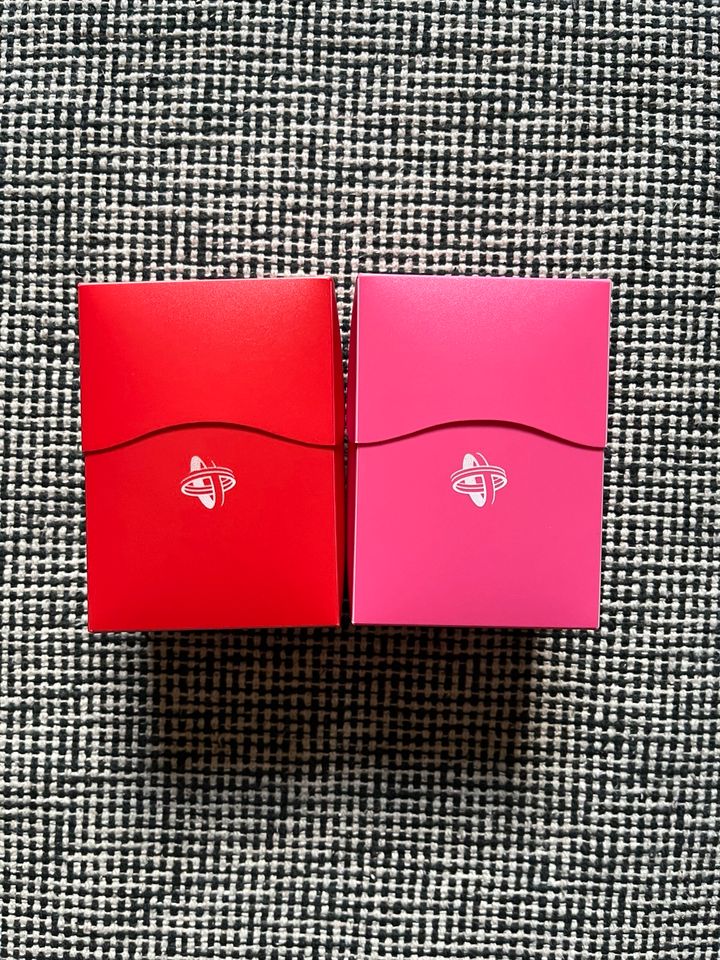 2 Gamegenic Deckboxen (Rot und Rosa) in Gnutz