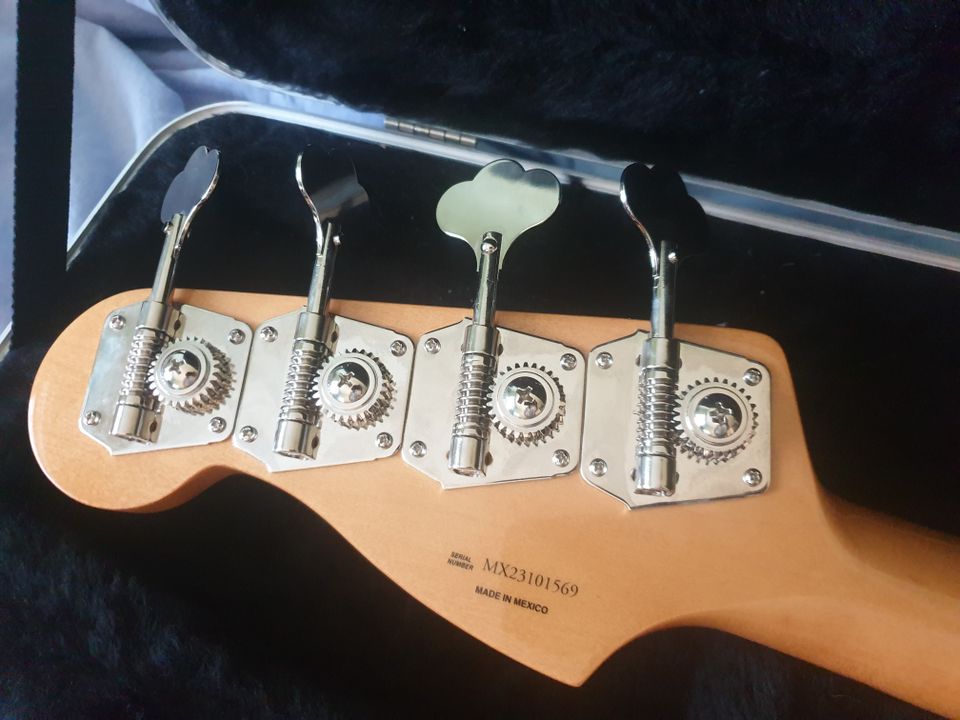 Fender Vintera II 50s Precision Bass + Koffer in Berlin