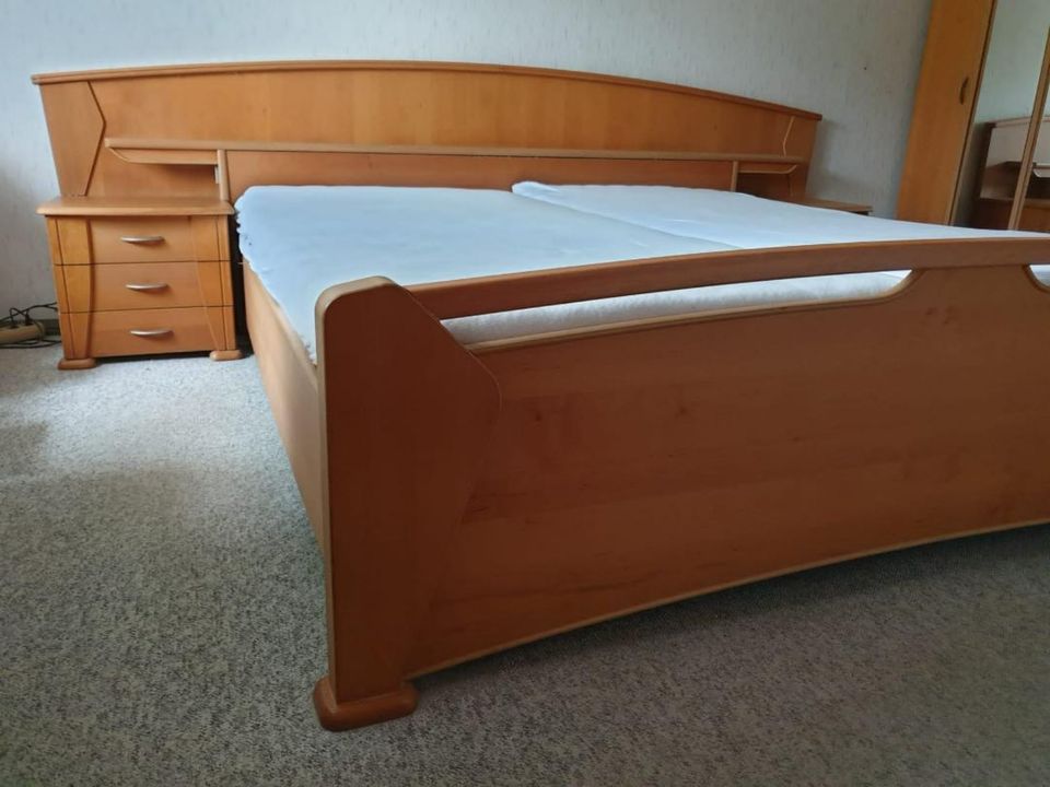 Doppelbett mit Matratzen und Lattenrosten in Pielenhofen