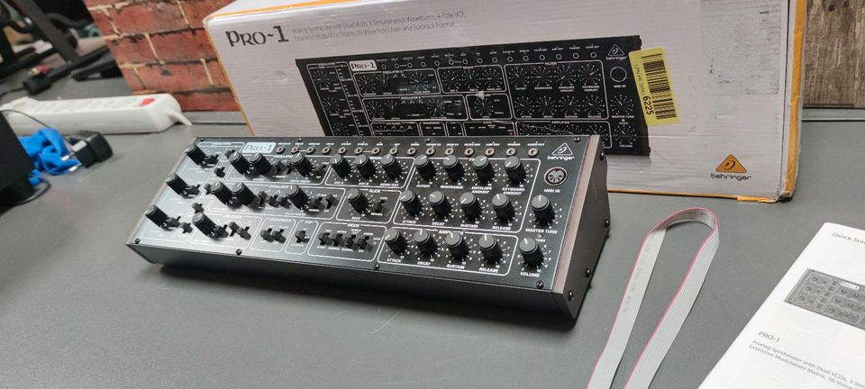 Behringer Pro-1 Analog Synthesizer 16 Voice Poly Chain in Soest