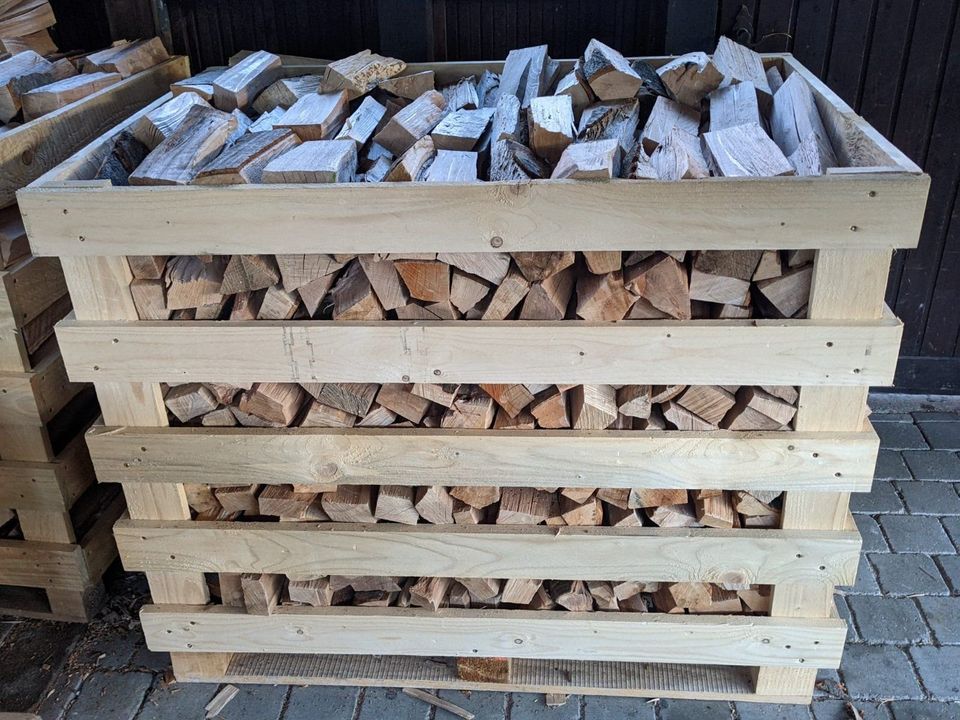 1 RM Brennholz Buche Kaminholz Feuerholz inkl. Palette in Medebach