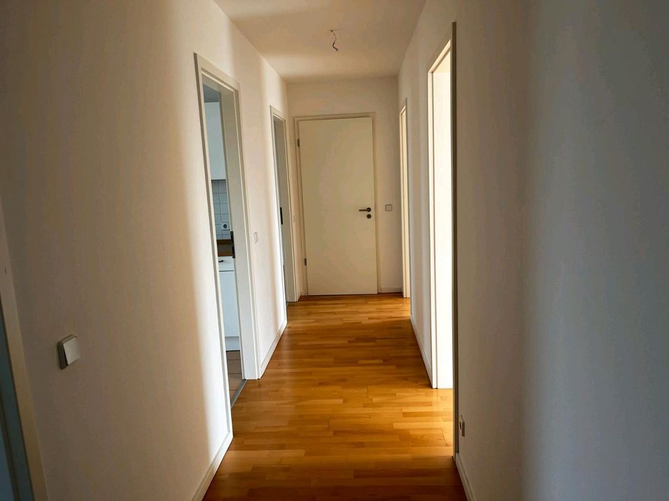 3 Zimmer Wohnung/ Bezugsfrei mit Stellplatz in Berlin