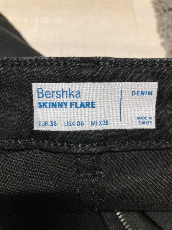 Bershka Skinny Flare Jeans Gr. 38 in Niederdorfelden