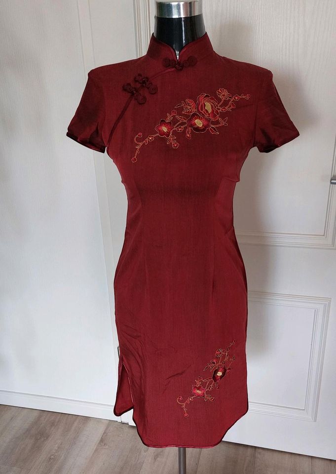 Damen Kleid asiatisch mit Bestickungen Gr S Etuikleid in Stendal