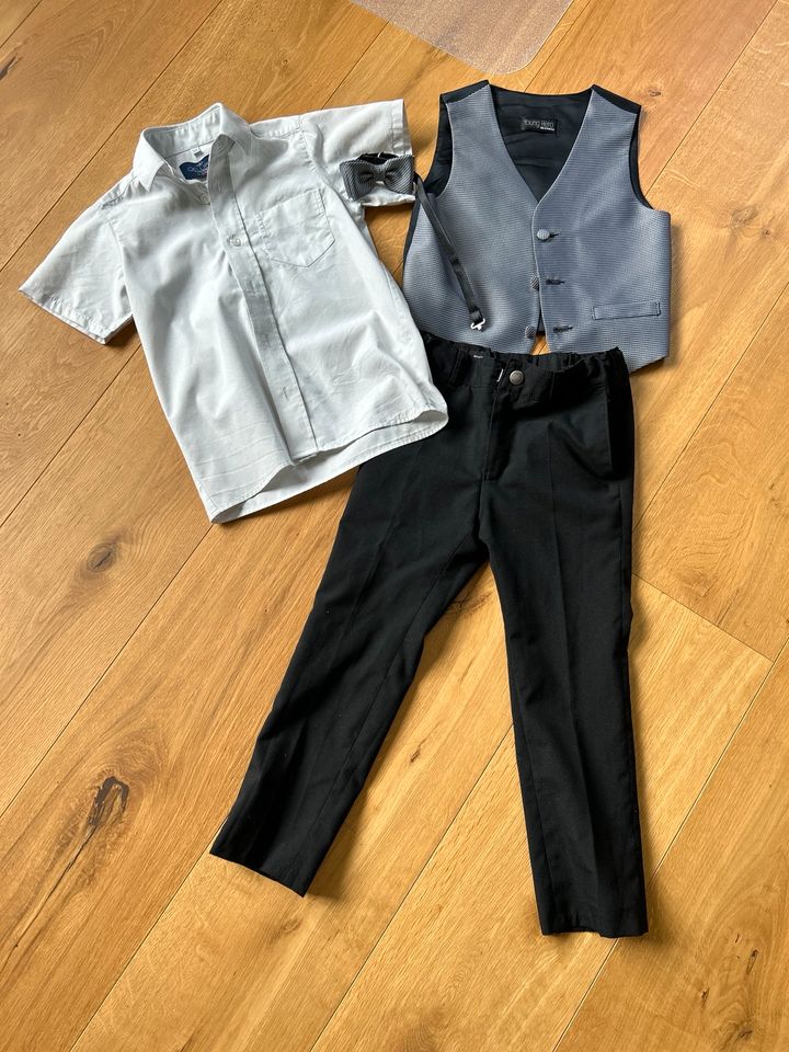 Set aus Hose, Hemd, Weste und Schleife Größe 112/116 in München