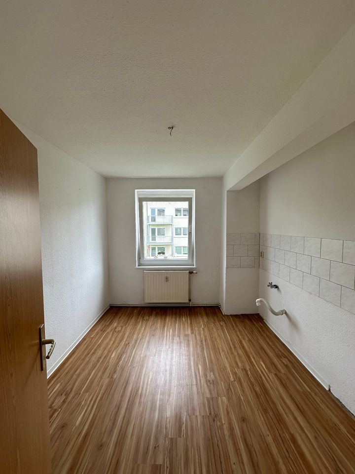 helle 4-Raum-Wohnung, Wannenbad mit Fenster, Keller und Balkon in Kritzmow