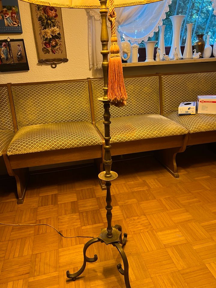 Stehlampe antik mit Ständer aus Metall in Eschborn