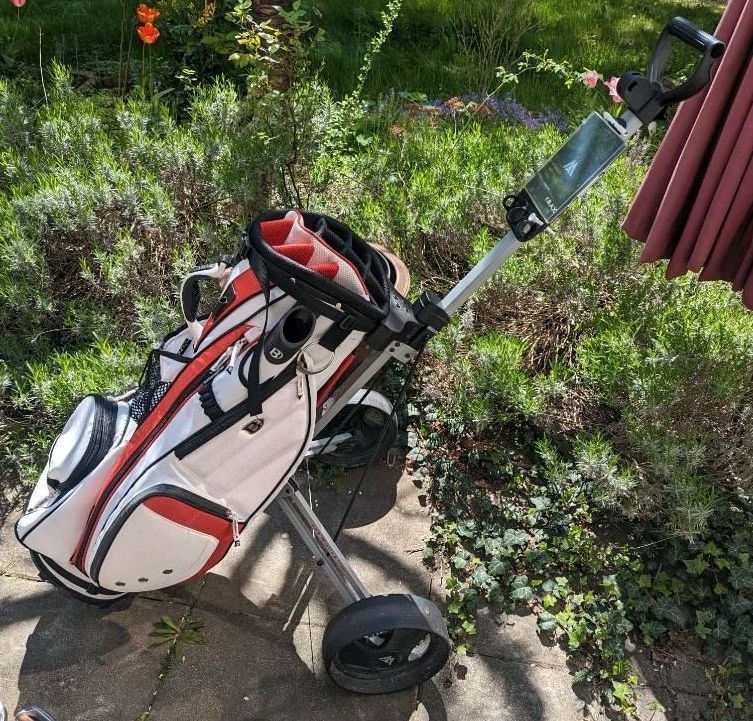 Golfset Damen Trolley mit Zubehör (Golfbälle, Handschuhe, etc.) in Berlin