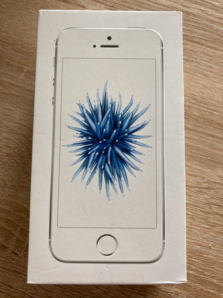 Apple iPhone SE 2016, Silber/weiß, 32 GB mit Hülle in Nordheim