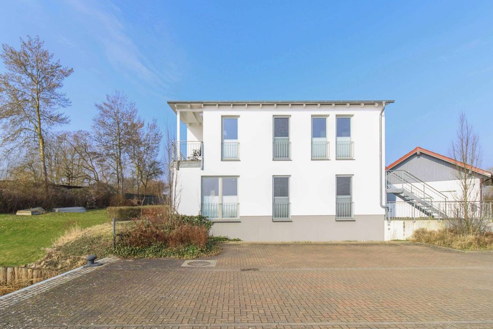 Dichter am Wasser wäre IM Wasser: Ferienhaus mit 2 Einheiten und direktem Wasserblick am Hafen in Poseritz