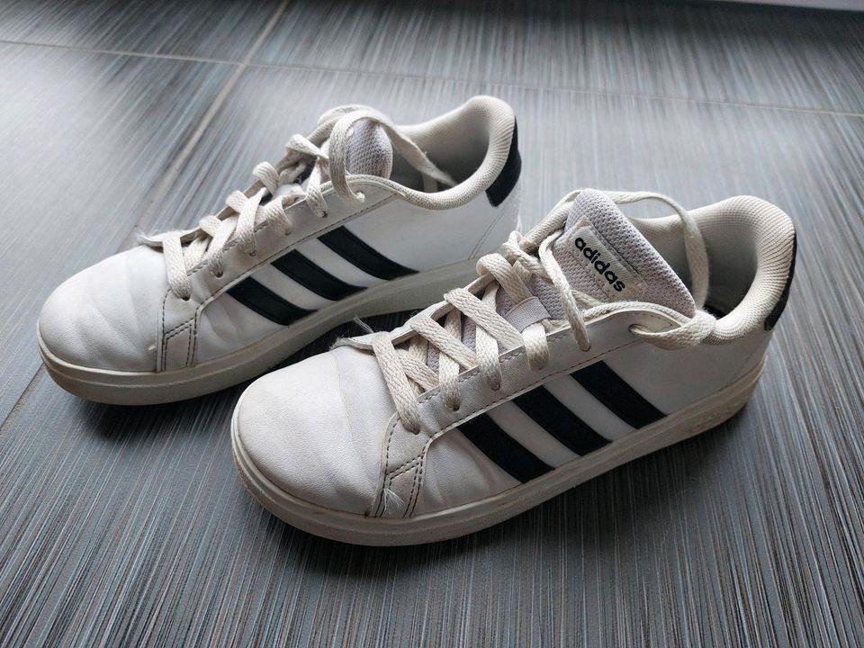 Sneaker für Kinder lvon Adidas in Größe 35,5 in Waltenhofen