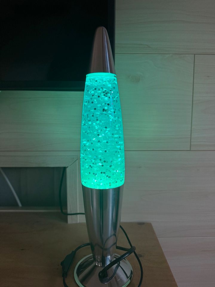 Lava Lampe in der Farbe Blau in Zell (Mosel)