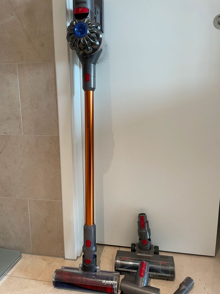 Dyson V8 Ladebuchse defekt in Schönberg Kr Mühldorf a Inn