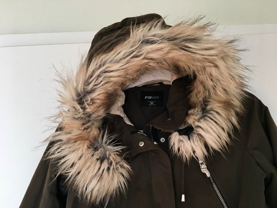 Jacke mit Kapuze Khaki Größe XS Größe 34 in Saarbrücken