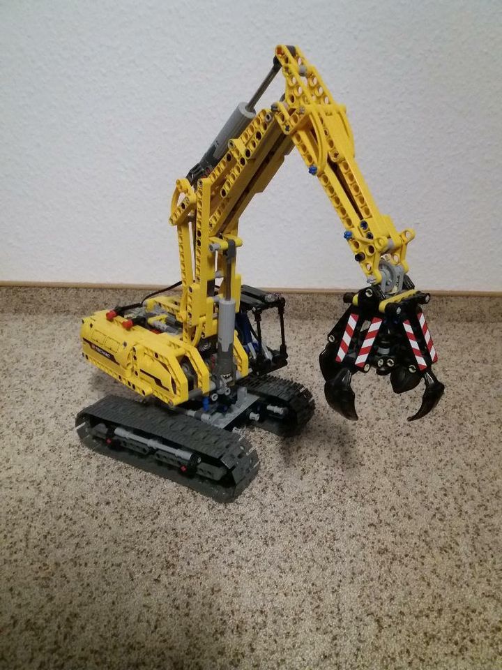 Lego Technik Raupenbagger 42006 mit Motor in Hakeborn