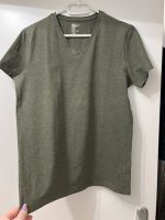 Tshirt M Herren mit V Ausschnitt H&M olive navy grün 40 Hessen - Wiesbaden Vorschau