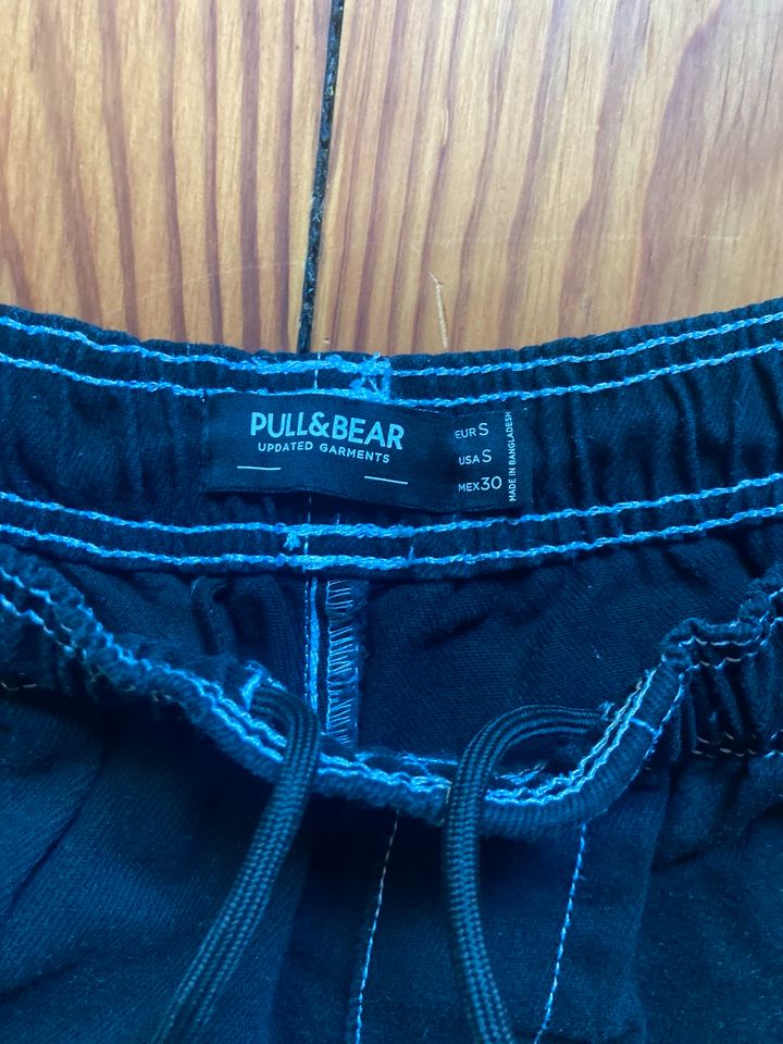 Pull&Bear Cargo Shorts, schwarz, S in Hamburg