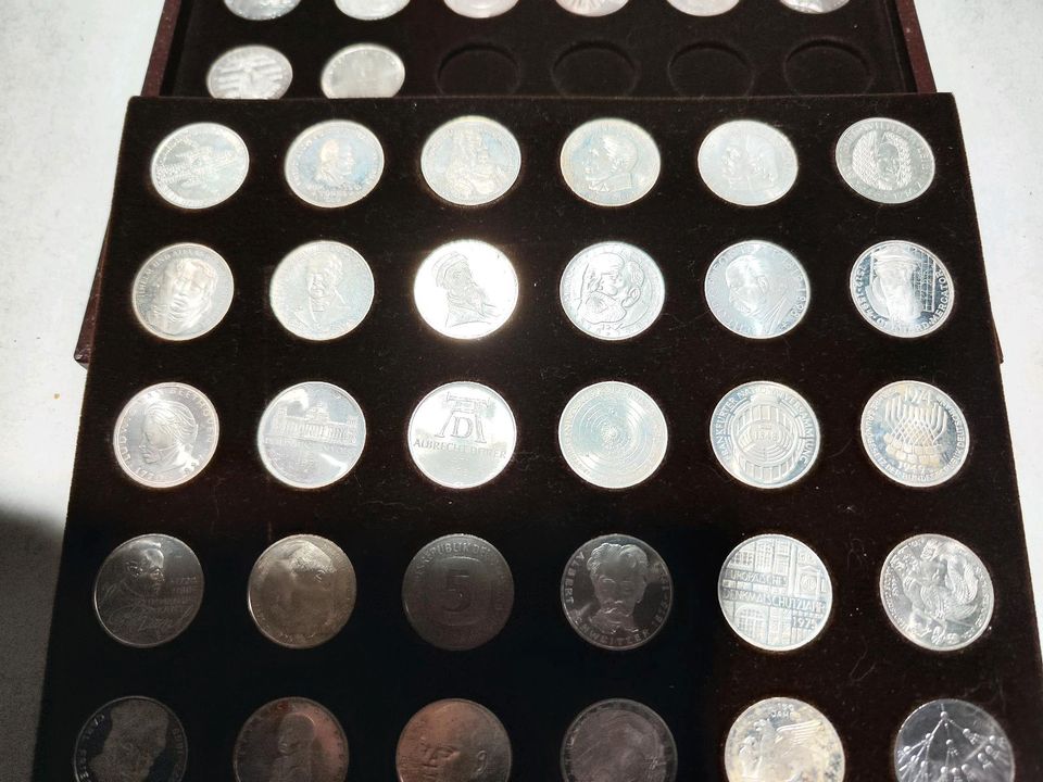 Alle 44 Münzen der 5 DM von Germanisches Museum bis Hahn in Schat in Düren