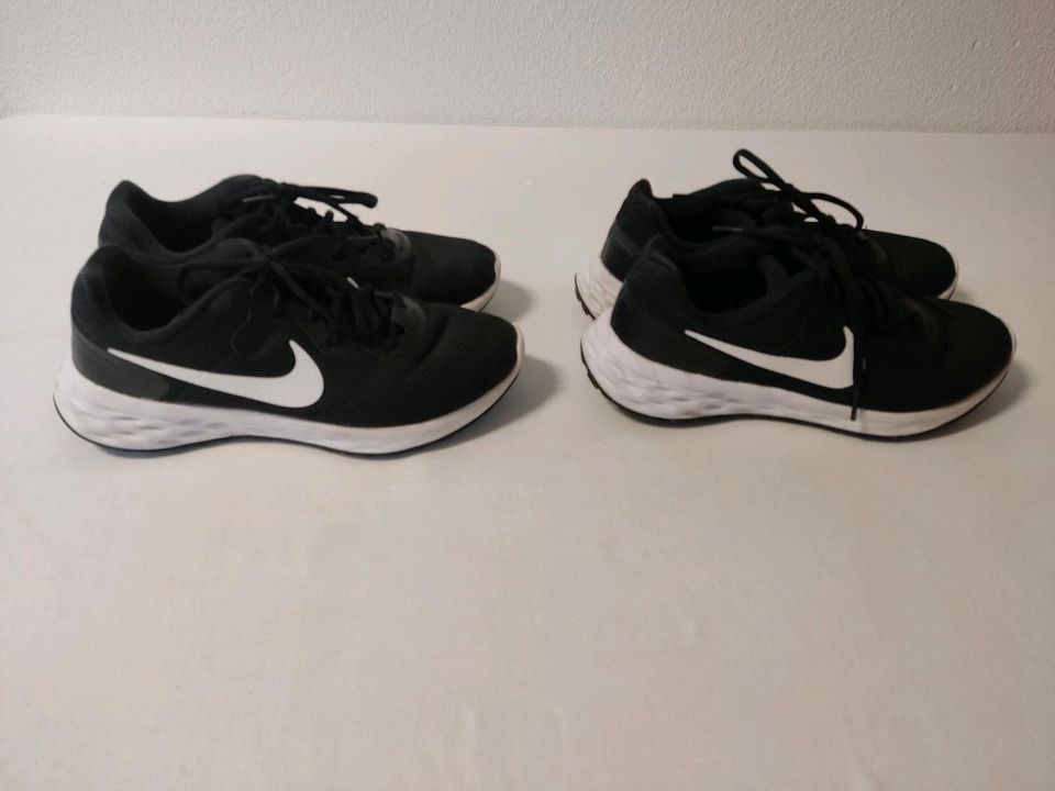 2 x Turnschuhe / Laufschuhe NIKE, schwarz/weiß, Gr. 40, Zwillinge in Pöttmes