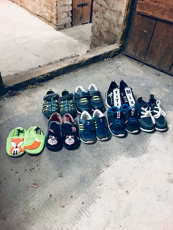 8 Paar Schuhe in Berlin
