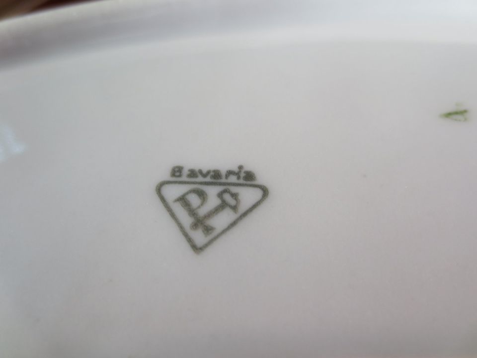 alte ovale Porzellanplatte/2große Tassen mit Goldrand in Havixbeck