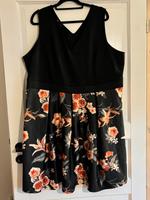 Schickes Blumen-Kleid von bonprix – Gr. 52/54 Nordrhein-Westfalen - Wiehl Vorschau