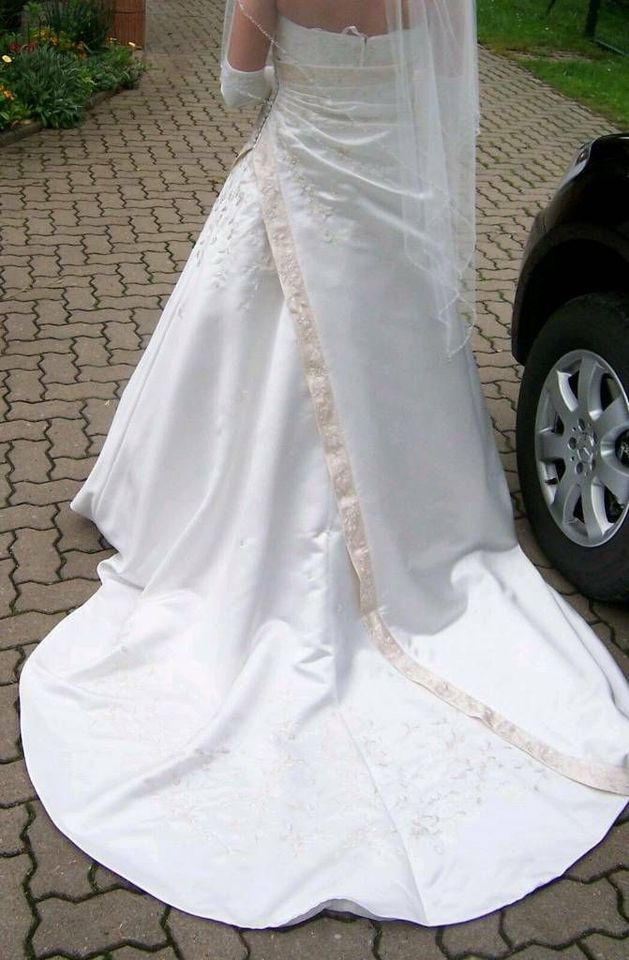 Brautkleid cremefarben mit abnehmbarem Neckholder, Größe 40 in Oberhaid