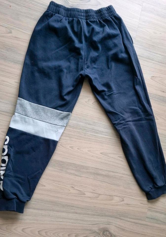 Adidas Hose Jogginghose Gr. 152 in Kalefeld