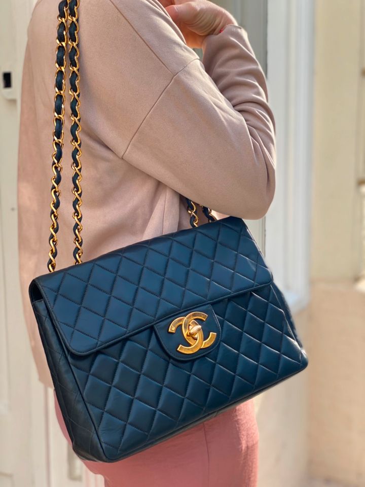 CHANEL Classic Timeless Single Flap Bag Jumbo Lammleder GHW navy Tasche Handtasche in München