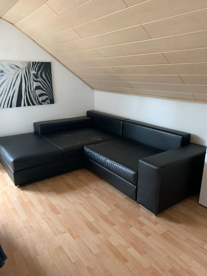 Sofa Kunstleder schwarz mit Bettfunktion und Staukasten in Lohr (Main)