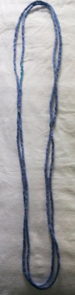 Handarbeit 2 Ketten feinste Merinowolle handgefilzt 75cm x 2 Blau in Bürdenbach