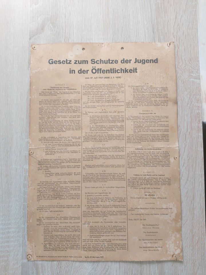 Gesetz zum Schutz der Jugend in der Öffentlichkeit Aushang v.1957 in Marburg
