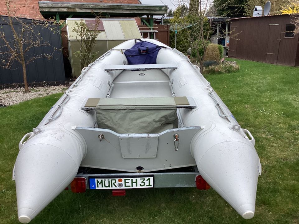 Schlauchboot mit Trailer und Motor in Malchow