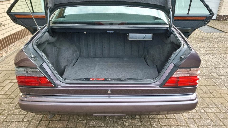 Mercedes Benz W124, E300 D, Oldtimer in Hodenhagen