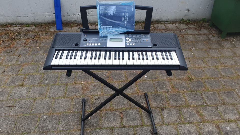Keyboard Yamaha Ypt 230 in Herrsching