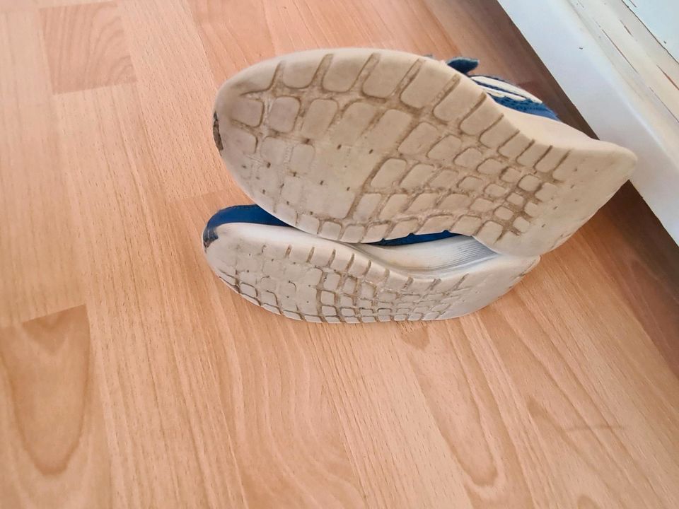 Adidas Kinder Sneaker/Schuhe mit Klettversch Gr. 31 in blau/weiss in Wolfenbüttel