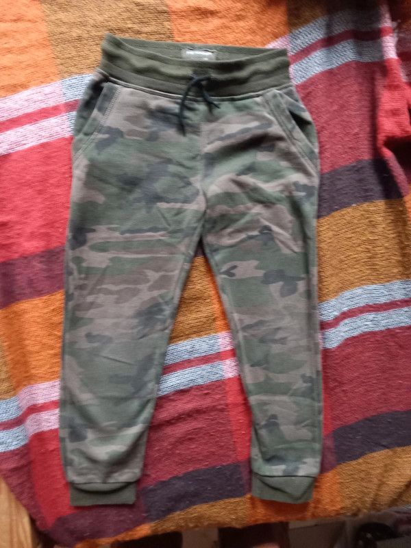 Camouflage-Hose Sweathose von Primark Gr. 122 in Troisdorf