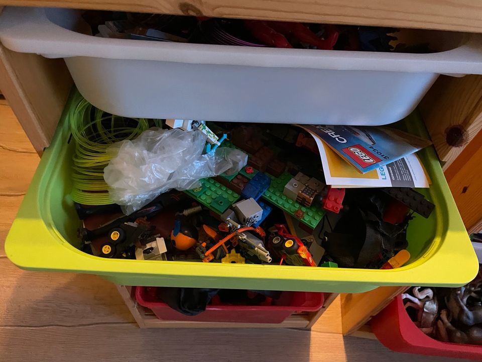 Schöner Schrank Ikea, Kinder, Spielzeug inklusive. in Halle