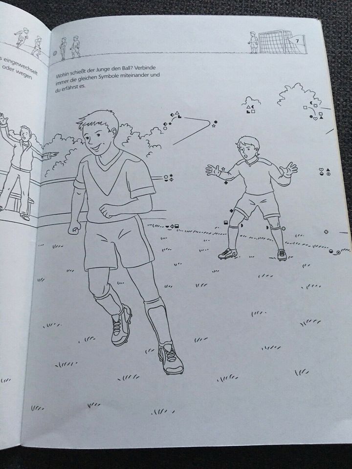 Malbuch Fußball von Ravensburger mit Ausmalposter und Stickern in Linnich