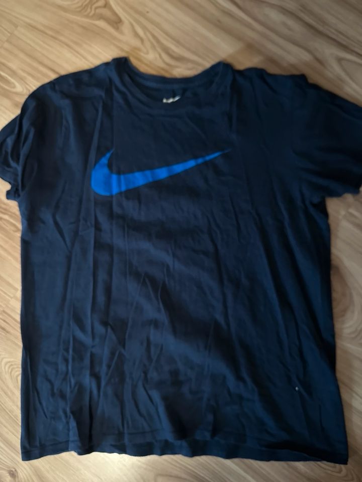 Nike Shirt blau Größe L in Elze