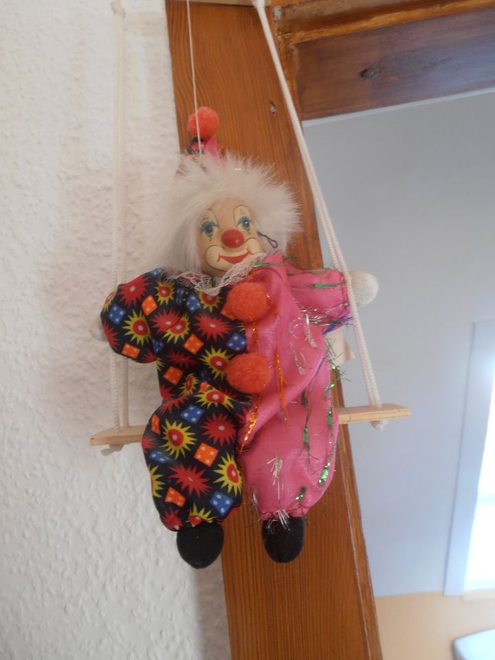 kleine Puppe Deko Clown auf Schaukel mit Preisschild in Greifswald