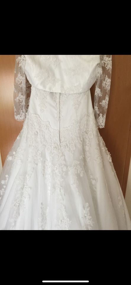 Brautkleid der Marke Divina Sposa Paris inkl. Jäckchen, Schleier in Püttlingen